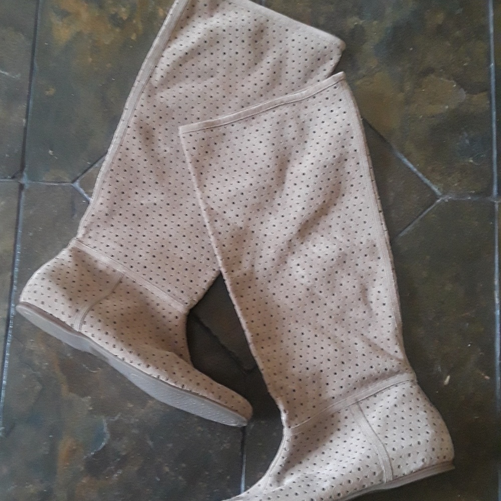 Boots - Picture 6 of 7
